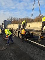 Demontáž lehce rozebíratelných betonových svodidel na D